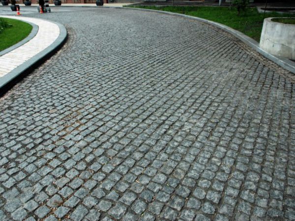 Тротуарная плитка и брусчатка: основные отличия, важные особенности 